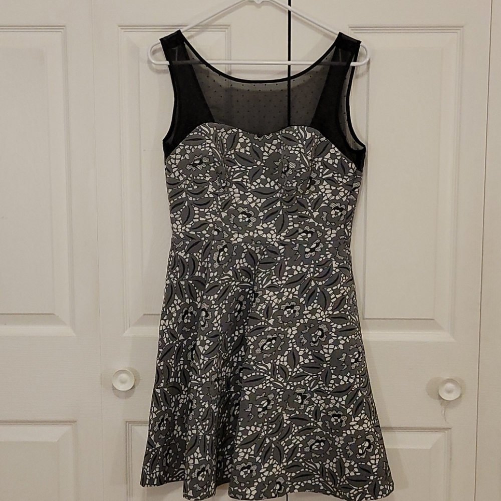 Betsey Johnson grey white sleeveless dress size 6